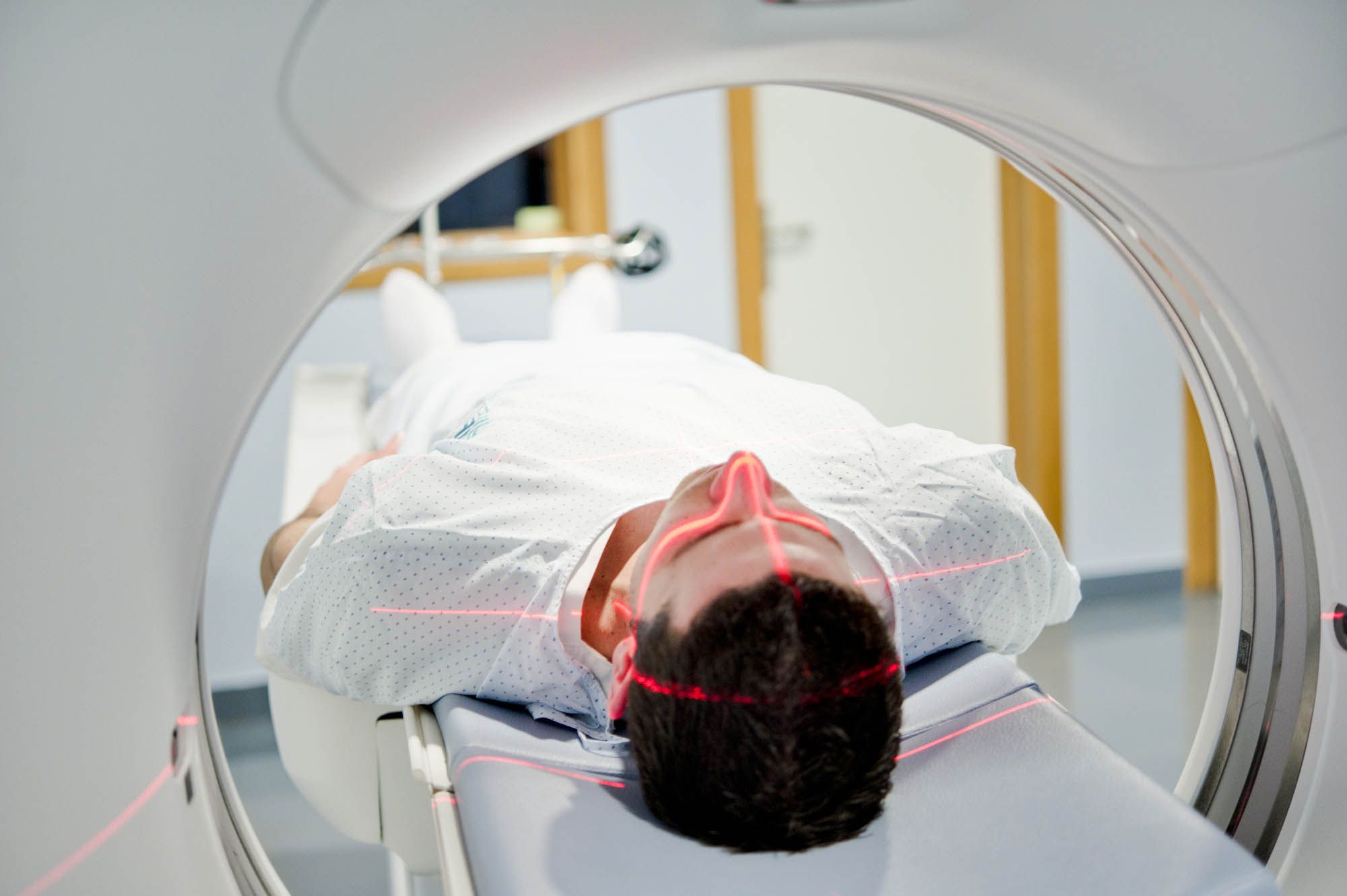 Врачи центра мрт. Магнито-резонансная томография головного мозга. Магнитно-резонансный томограф. Кт головного мозга аппарат. Мрт томограф.